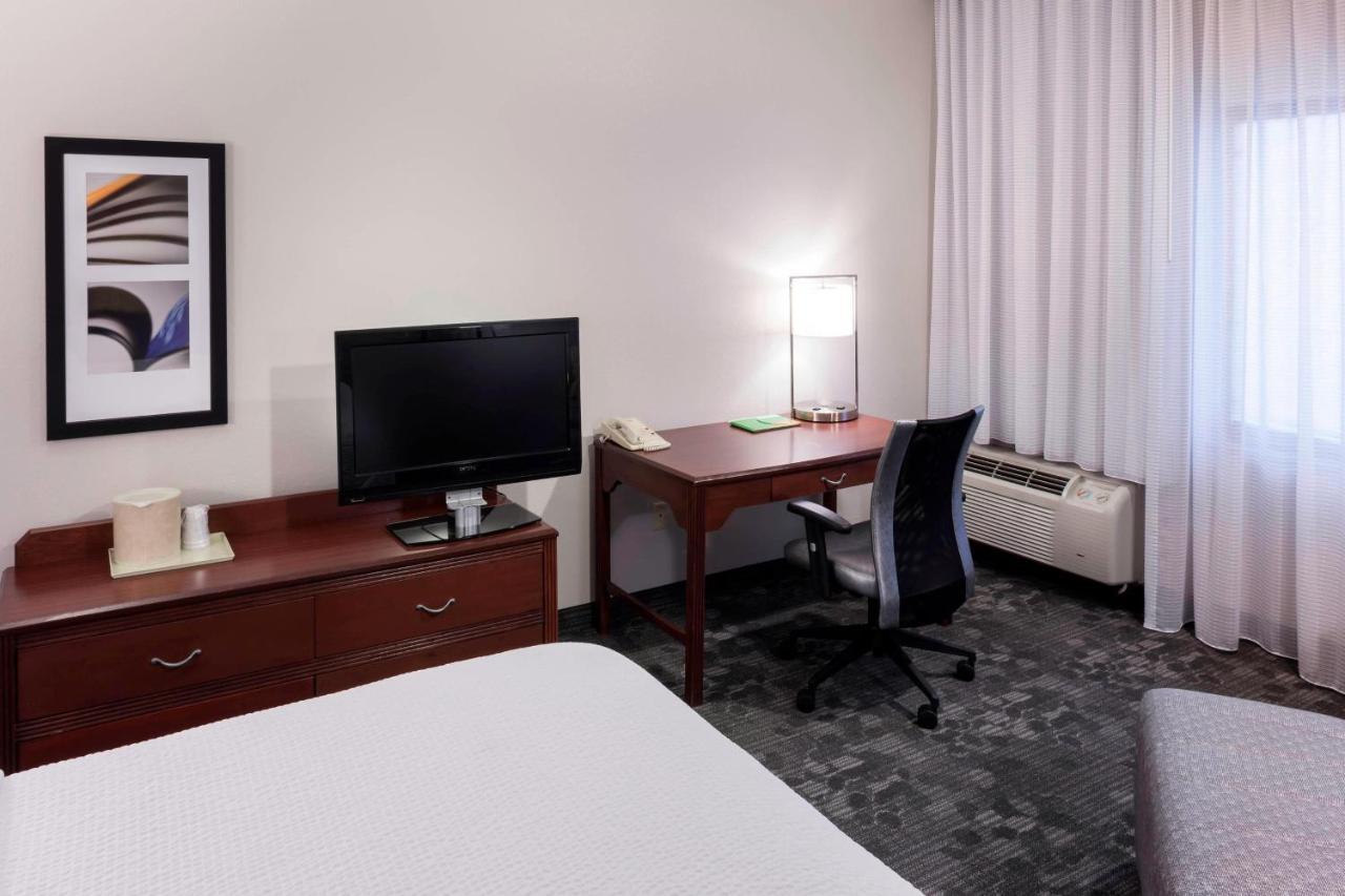 Courtyard By Marriott Wichita East Hotell Exteriör bild