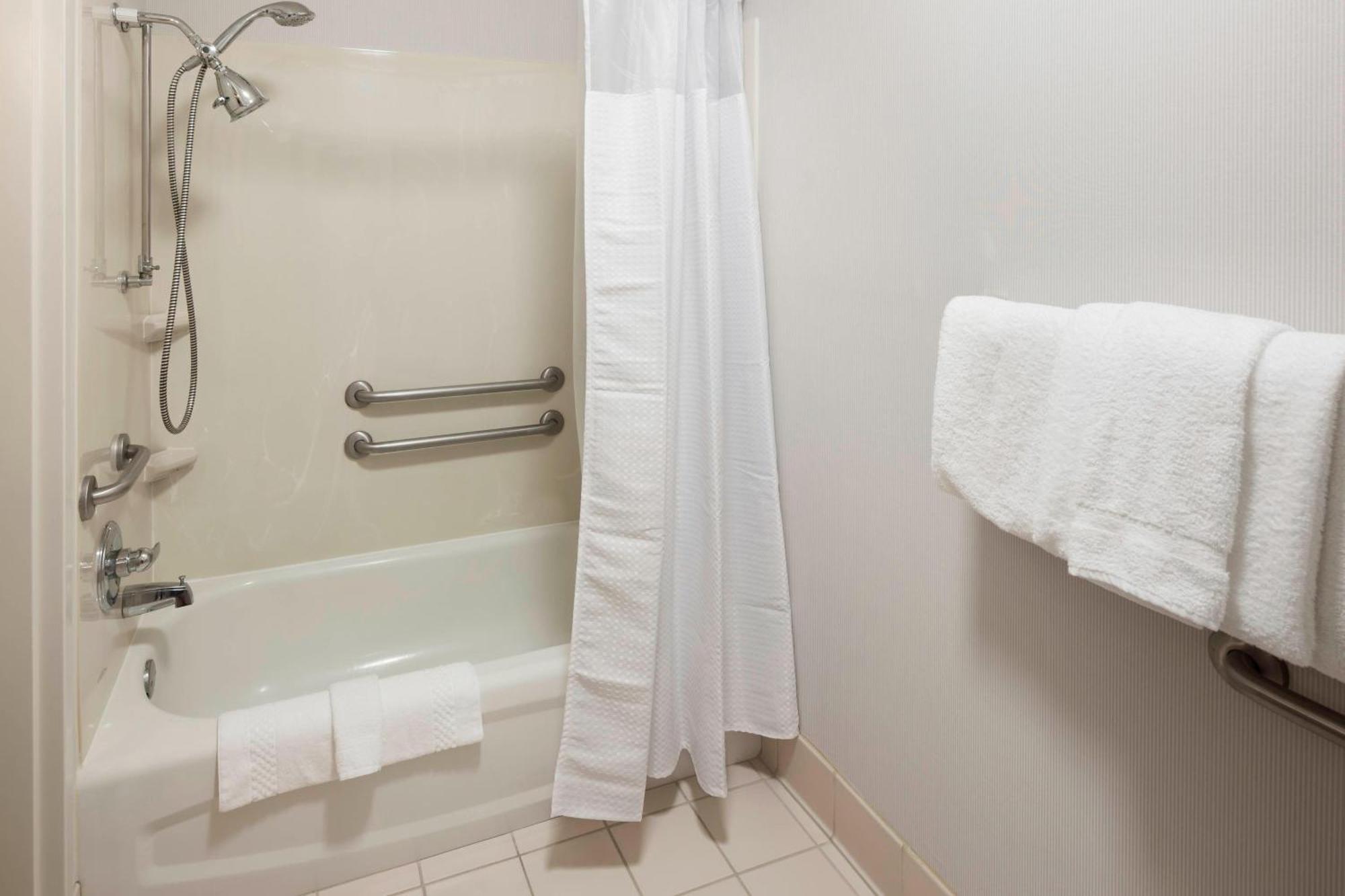 Courtyard By Marriott Wichita East Hotell Exteriör bild