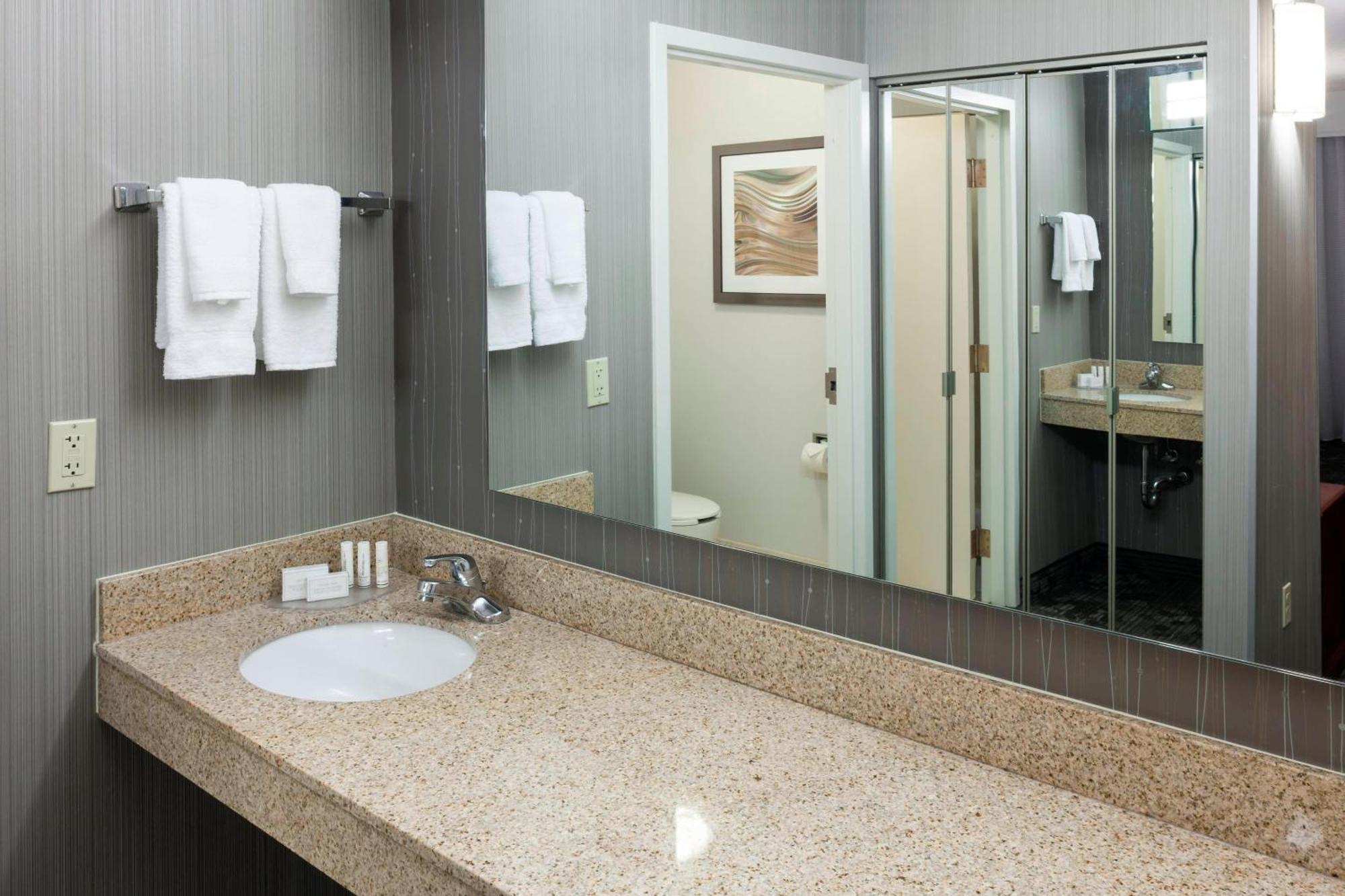 Courtyard By Marriott Wichita East Hotell Exteriör bild