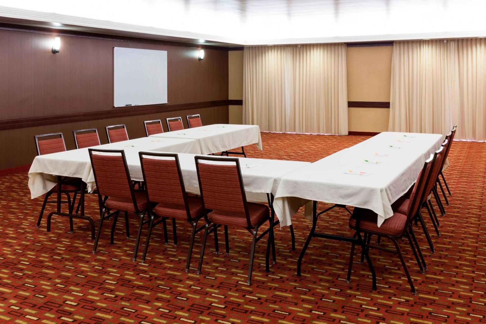 Courtyard By Marriott Wichita East Hotell Exteriör bild