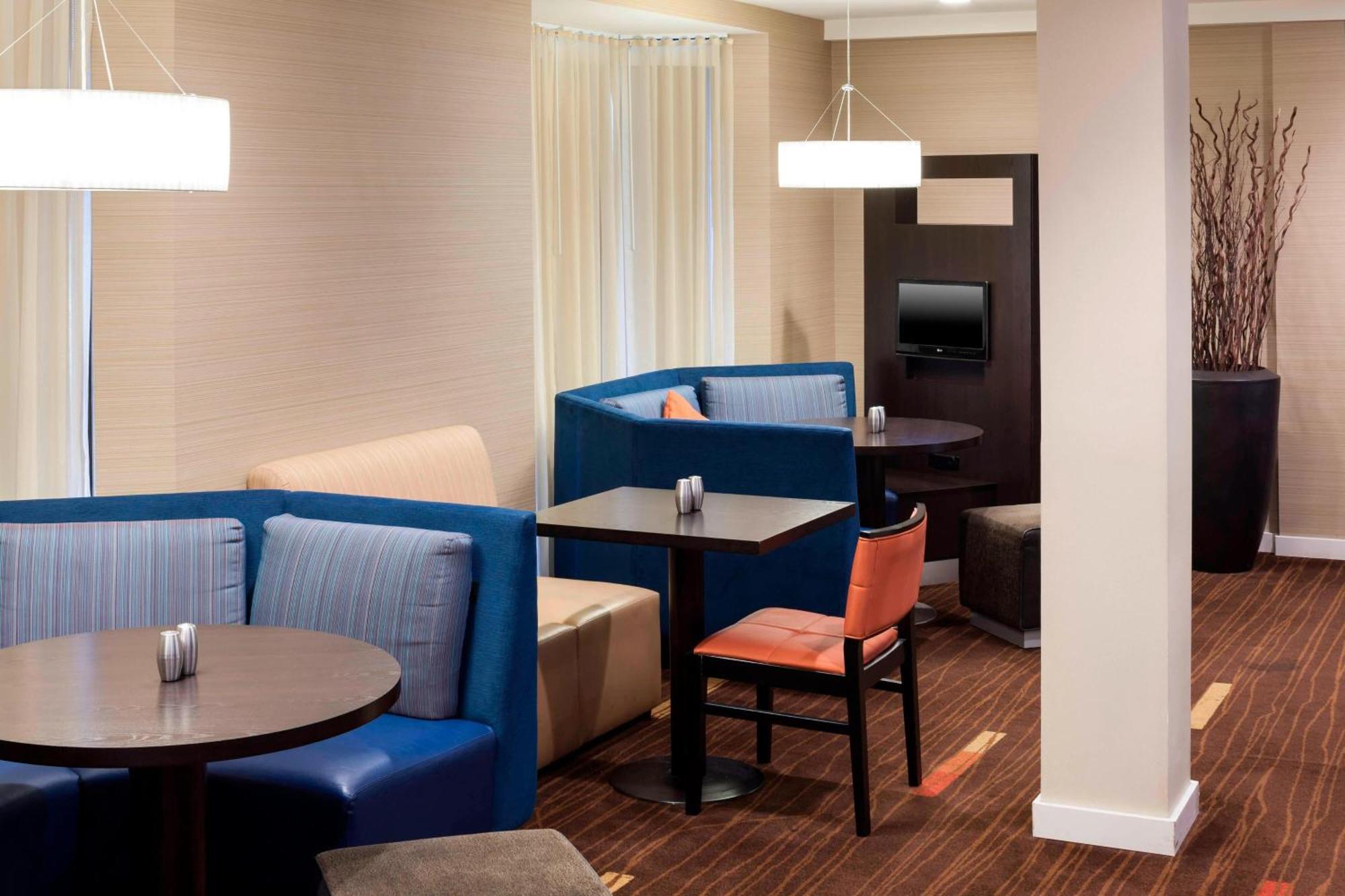 Courtyard By Marriott Wichita East Hotell Exteriör bild