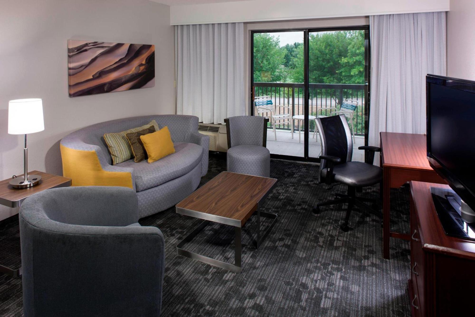 Courtyard By Marriott Wichita East Hotell Exteriör bild