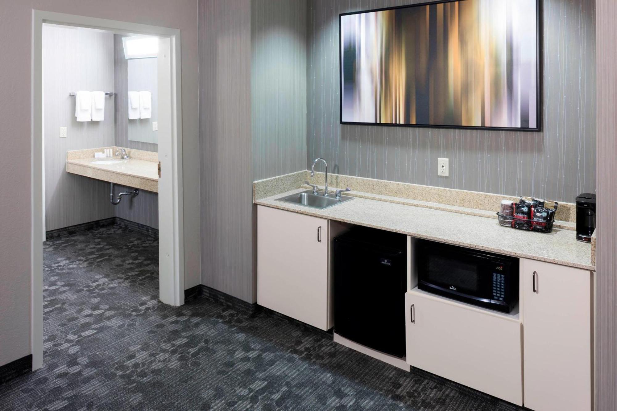 Courtyard By Marriott Wichita East Hotell Exteriör bild
