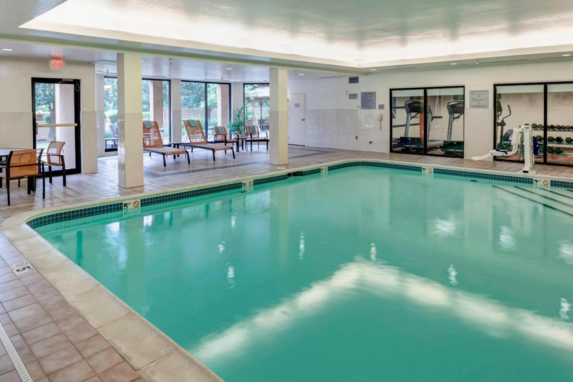 Courtyard By Marriott Wichita East Hotell Exteriör bild