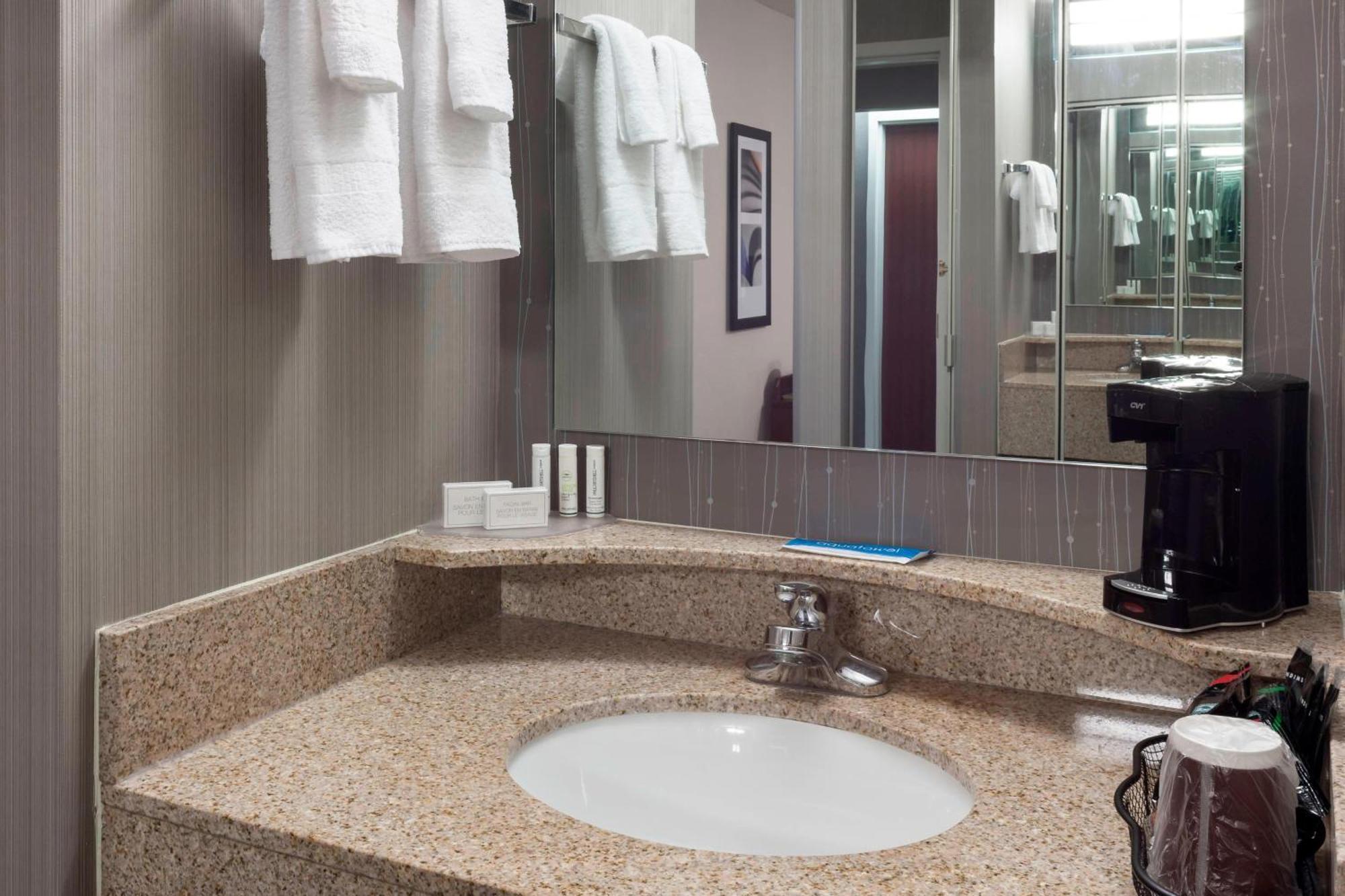 Courtyard By Marriott Wichita East Hotell Exteriör bild