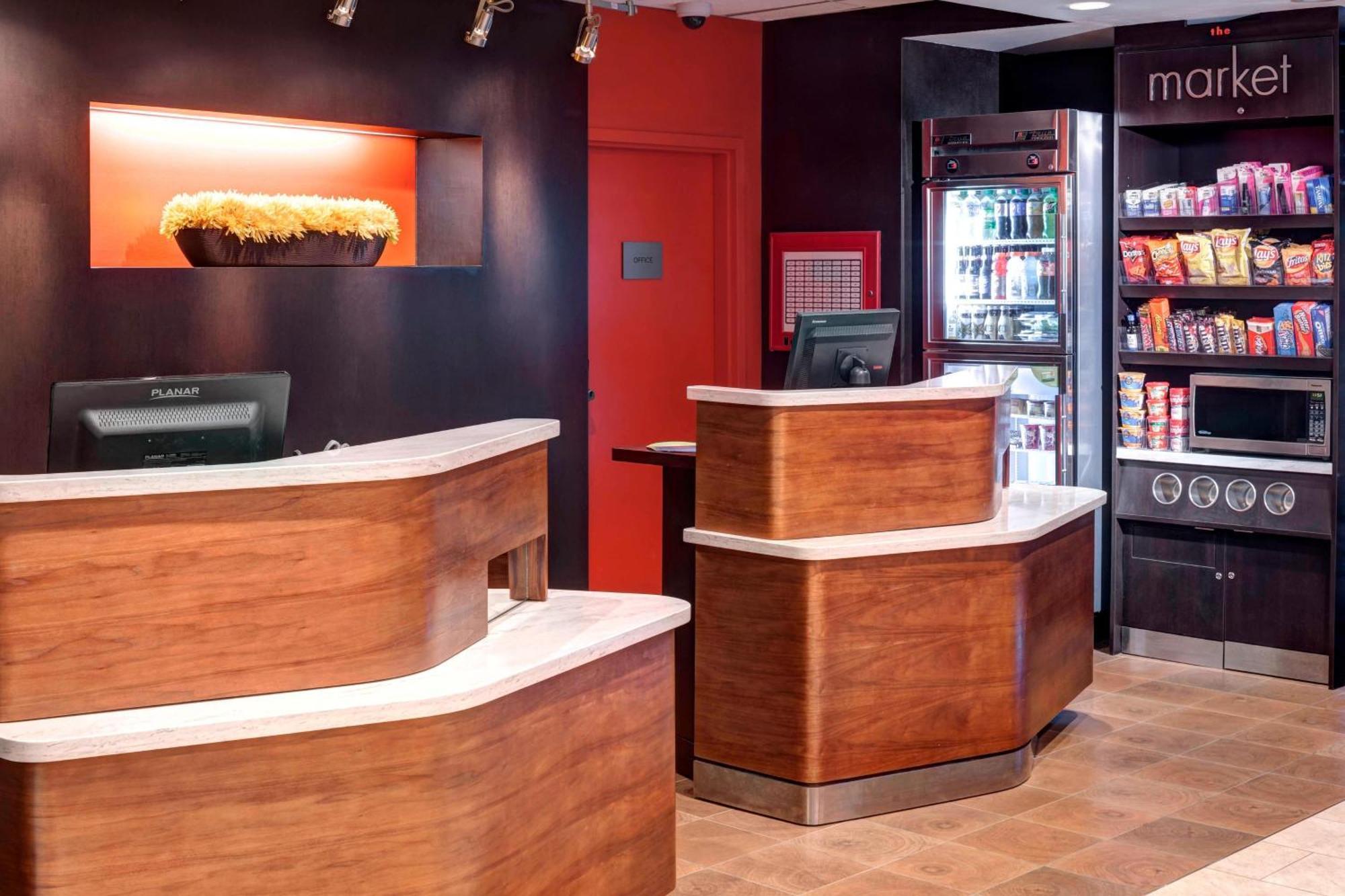 Courtyard By Marriott Wichita East Hotell Exteriör bild
