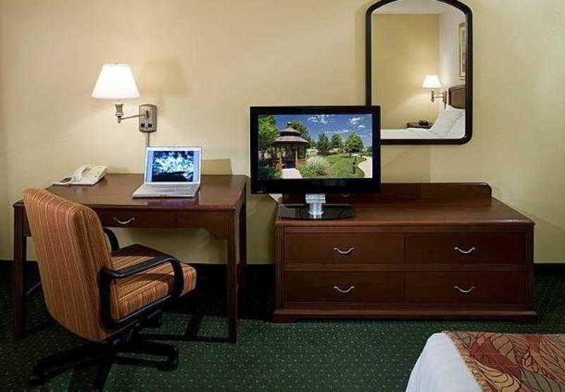 Courtyard By Marriott Wichita East Hotell Rum bild