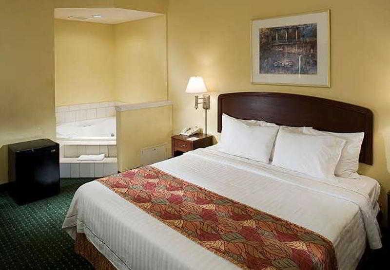 Courtyard By Marriott Wichita East Hotell Exteriör bild