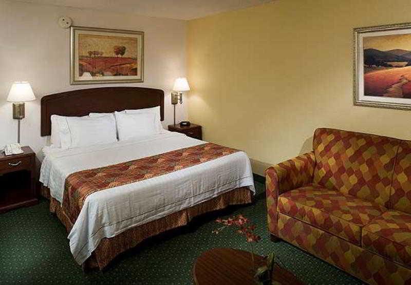 Courtyard By Marriott Wichita East Hotell Exteriör bild