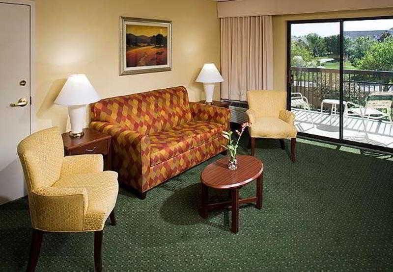 Courtyard By Marriott Wichita East Hotell Rum bild