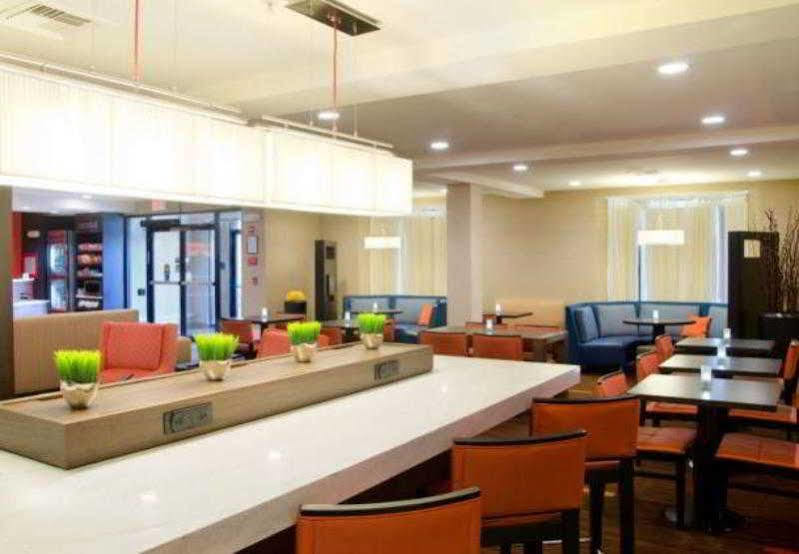 Courtyard By Marriott Wichita East Hotell Exteriör bild