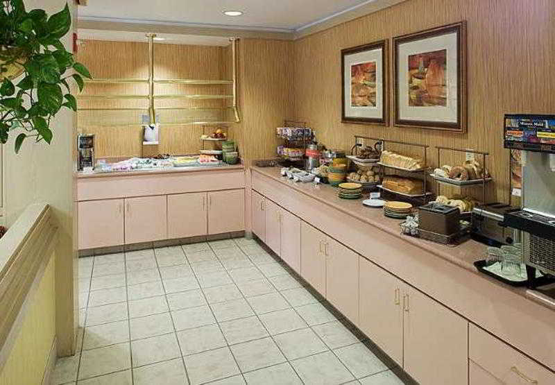 Courtyard By Marriott Wichita East Hotell Exteriör bild