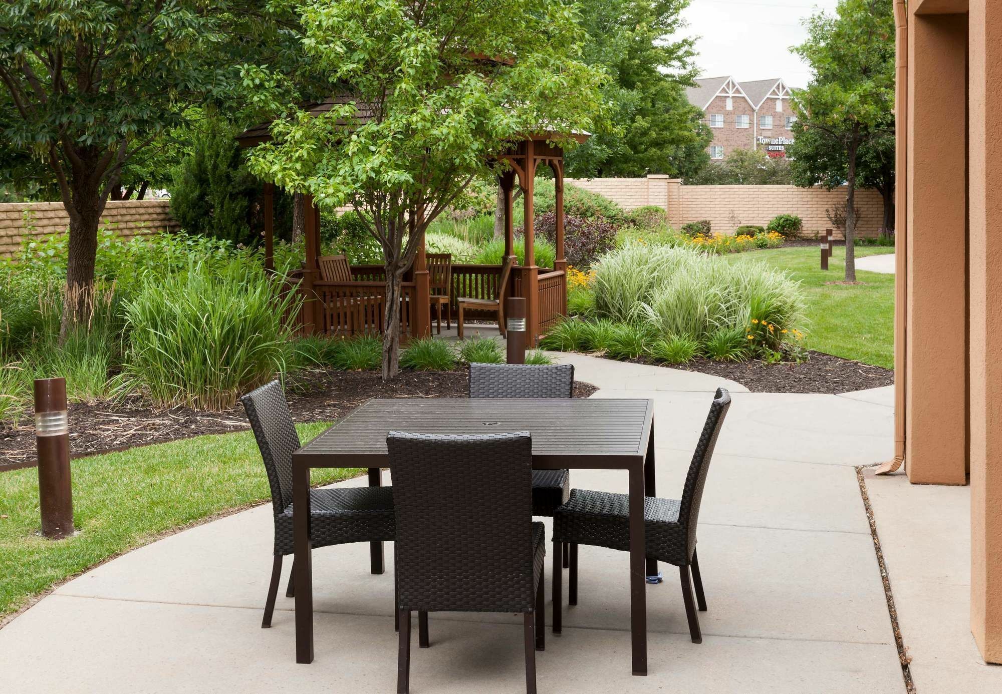 Courtyard By Marriott Wichita East Hotell Exteriör bild